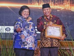 Pj Bupati Batola Mujiyat Terima Penghargaan Proklim Utama dan Lestari