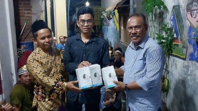 Erick Reginald Tahalele Menyerahkan Bantuan CCTV ke Warga Kapas Krampung