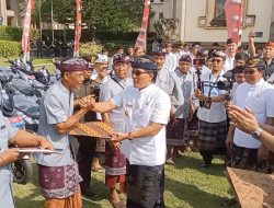 HUT Ke-14 Ibukota Mangupura, Bupati Giri Prasta Serahkan Motor Listrik kepada Pekaseh/Kelihan Subak se-Badung