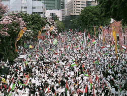 Aliansi Rakyat Bela Palestina Gelar Aksi di Depan Gedung Grahadi Surabaya