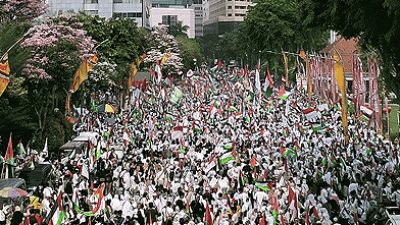 Aliansi Rakyat Bela Palestina Gelar Aksi di Depan Gedung Grahadi Surabaya