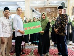 Wabup Badung I Ketut Suiasa Serahkan Hibah pada 3 Majelis Taklim di Kuta Utara