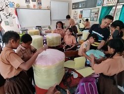 Selain Memanfaatkan Sampah Botol Plastik Menjadi Sofa, Siswa SDN 18 Dangin Puri Juga Diajarkan Berwirausaha Hijau 