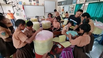 Selain Memanfaatkan Sampah Botol Plastik Menjadi Sofa, Siswa SDN 18 Dangin Puri Juga Diajarkan Berwirausaha Hijau 