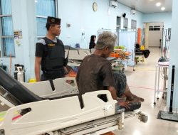 Polri Peduli, Kapolsek Bulakamba Evakuasi Tunawisma Ke Rumah Sakit