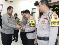 Ciptakan Pemilu Damai, Kapolres Brebes Instruksikan Jaga Situasi Kamtibmas dan Bagikan Buku Saku
