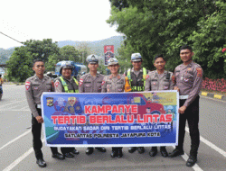 Berikan Hadiah Coklat, Upaya Satlantas Polresta Jayapura Kota Sosialisasi Tertib Lalu Lintas