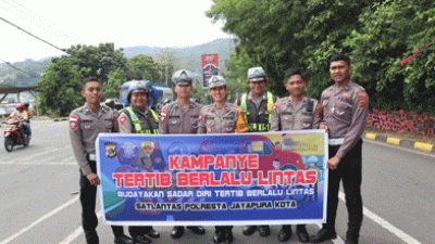 Berikan Hadiah Coklat, Upaya Satlantas Polresta Jayapura Kota Sosialisasi Tertib Lalu Lintas