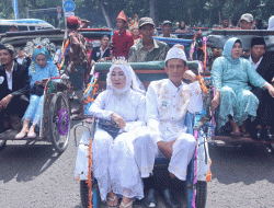 Nikah Massal, Diikuti 100 Pasutri Beriringan Menggunakan Becak