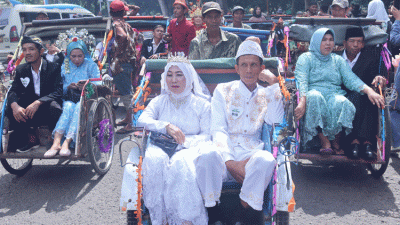 Nikah Massal, Diikuti 100 Pasutri Beriringan Menggunakan Becak