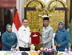 Pj Gubernur Agus Fatoni Serahkan Surat Tugas Plt Bupati OKI kepada Dja’far Shodiq