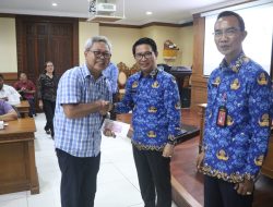 Sekda Adi Arnawa Serahkan Santunan Pensiunan, Kematian dan Bonus Atlet Korpri Badung