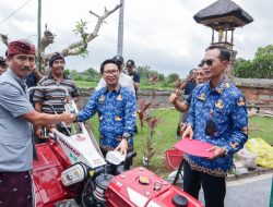 Tunjang Pertumbuhan Perekonomian Sektor Pertanian, Sekda Adi Arnawa Serahkan 10 Unit Traktor