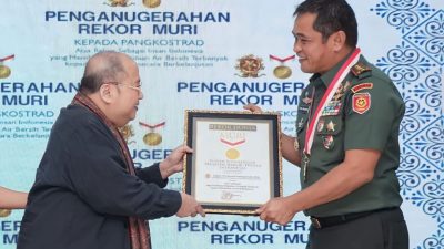 Pangkostrad Letjen TNI Maruli Simanjuntak Dianugerahi Rekor MURI