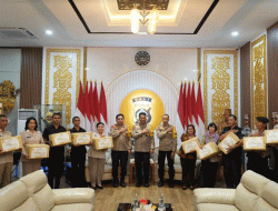 Kapolda Bali Serahkan Bingkisan Natal ke Personel Polri dan PNS