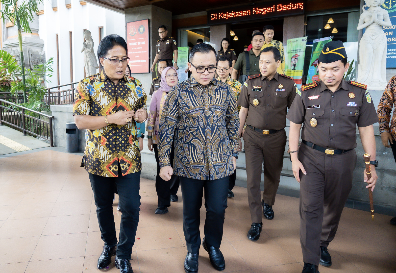 Bupati Nyoman Giri Prasta menyambut Menteri PAN-RB Abdullah Azwar Anas di Kantor Kejaksaan Negeri Badung, Selasa (5/12).