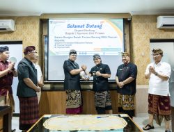 Wujudkan Pelayanan Publik yang Prima, Bupati Giri Prasta Serahkan Hibah Barang dan Kendaraan