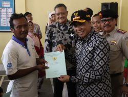 Dari Pintu ke Pintu, Pj Bupati Brebes Serahkan Sertifikat Tanah