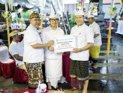 Hadiri Upacara Melaspas dan Pasupati Tapakan, Sekda Adi Arnawa Serahkan Hibah Rp400 Juta