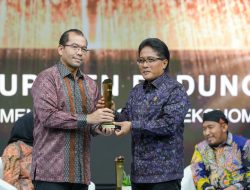Bupati Giri Prasta Terima Penghargaan Inovasi Membangun Negeri