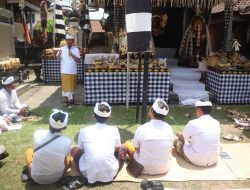 Hadiri Ngeratep Pelawatan Pura Dalem Salunding Kapal, Sekda Adi Arnawa Minta Masyarakat Bersatu