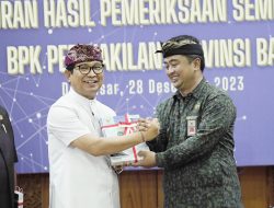 Sekda Adi Arnawa Terima LHP Semester II dari BPK RI Perwakilan Bali