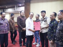 Wabup Suiasa Serahkan Sertifikat Kompetensi kepada Pekerja Sektor Pariwisata di Badung