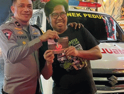 Satu Unit Ambulans Gratis Diserahkan Wakapolda Jatim ke Tim Bonek Rescue