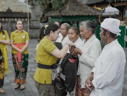 DWP Badung Serahkan Paket Sembako ke Pemangku di Pura Penataran Agung Pucak Mangu