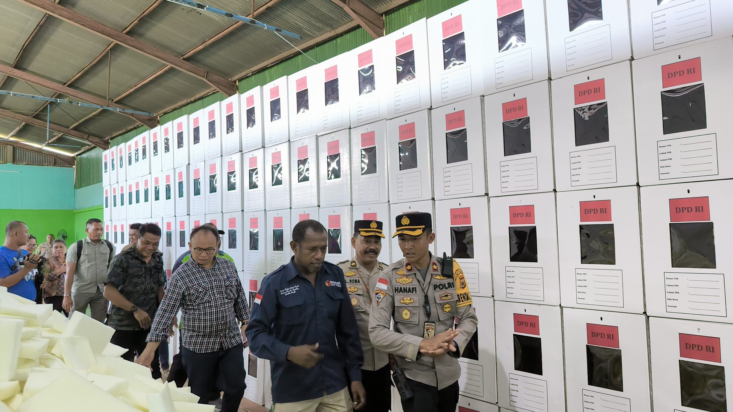 Pembukaan segel surat suara dilaksanakan di gudang logistik Pemilu