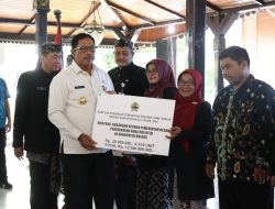 Kunjungi Brebes, Nana Salurkan Bantuan hingga Resmikan Alun-alun