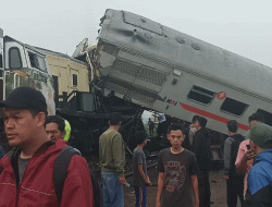 Adu Banteng Kereta Api Turangga vs Kereta Api Commuterline di Cicalengka, Bandung