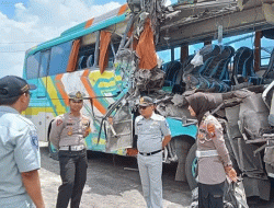 Tewaskan Lima Orang, Polisi Olah TKP Laka Adu Banteng Bus Rombongan Ziarah Wali