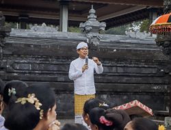 Sekda Adi Arnawa Hadiri Karya Melaspas Pewayangan Ida Betara di Pura Dalem, Desa Adat Balangan