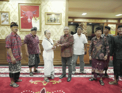 Serahkan Genta, Ketua DPRD Badung Bantu Pemangku Pura di Dalung Permai