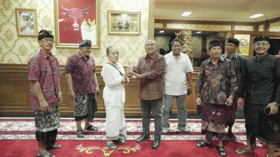 Serahkan Genta, Ketua DPRD Badung Bantu Pemangku Pura di Dalung Permai