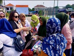 Ninayanti Membagikan Paket Makan Pagi dan Susu Gratis di Pasar Pondok Benowo Indah