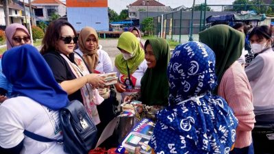Ninayanti Membagikan Paket Makan Pagi dan Susu Gratis di Pasar Pondok Benowo Indah