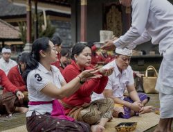 PKK Badung Sembahyang Bersama Sekaligus Mereresik di Pura Kancing Gumi dan Pura Agung Atap Sai Bon