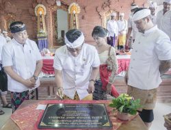 Giri Prasta Tanda Tangani Prasasti Balai Banjar Pemijian Desa Adat Carangsari Petang