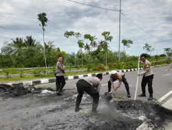 Kepolisian Dibantu Masyarakat Buka Pemblokiran Jalan Bypass BIL, Mandalika, Loteng
