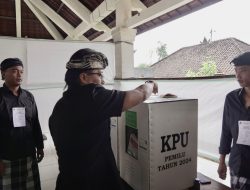 Bupati Giri Prasta Nyoblos di TPS 001 Pelaga dan Pantau Jalannya Pemilu di Kabupaten Badung