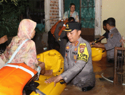 Evakuasi Warga Terjebak Banjir, Polresta Bandar Lampung Terjunkan Personel