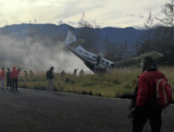 Alami Gagal Rem, Sebuah Pesawat Berpenumpang 12 Orang Alami Kecelakaan di Papua Tengah