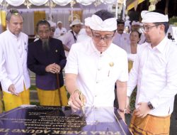 Bupati Giri Prasta Tanda Tangani Prasasti Pura Pasek Agung Tegal