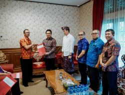 Terapkan Kurikulum Merdeka, Sekda Adi Arnawa Serahkan SK. Kepala Sekolah dan Guru