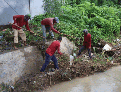 Cegah Air Meluap ke Rumah Warga, Pemkot Surabaya Bangun Tanggul Sungai di Pakal