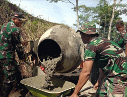 Dandim Brebes Ikut Andil Jadi Operator Mesin Molen di Lokasi TMMD Desa Buniwah