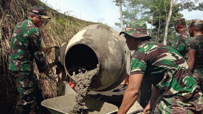 Dandim Brebes Ikut Andil Jadi Operator Mesin Molen di Lokasi TMMD Desa Buniwah