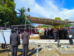 Kapolres Paniai Beri Penghormatan Akhir untuk Almarhum Briptu Anumerta Arnaldobert Fhin J.V. Yawan